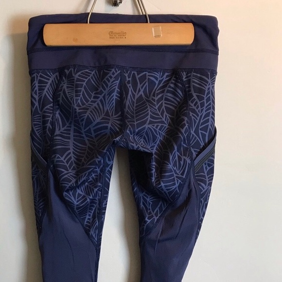 Lululemon size 4 capris - Picture 2 of 4